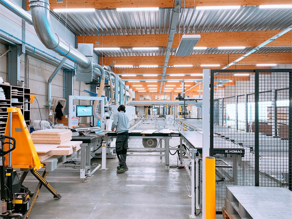 Industriele verwarming in fabriek of magazijn