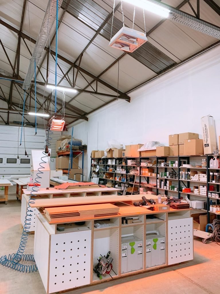 bedrijfshal elektrisch verwarmen op werkplekken