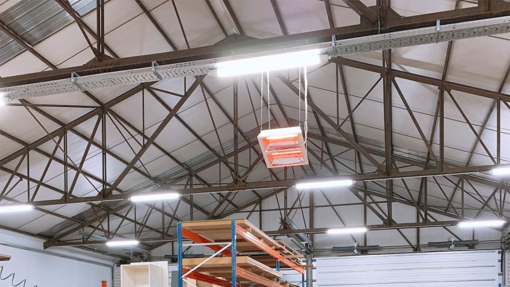Elektrische stralingsverwarming boven werkbank